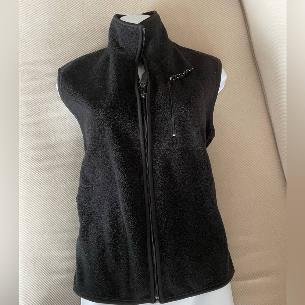 Gap fleece vest with three zipper pockets